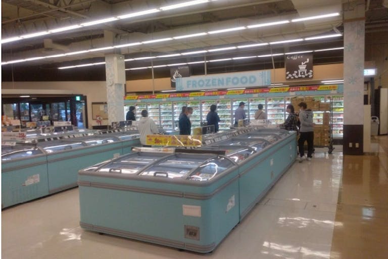 店内からスペースを見た際、冷蔵ケースによって実施区画が見えなくなっております。