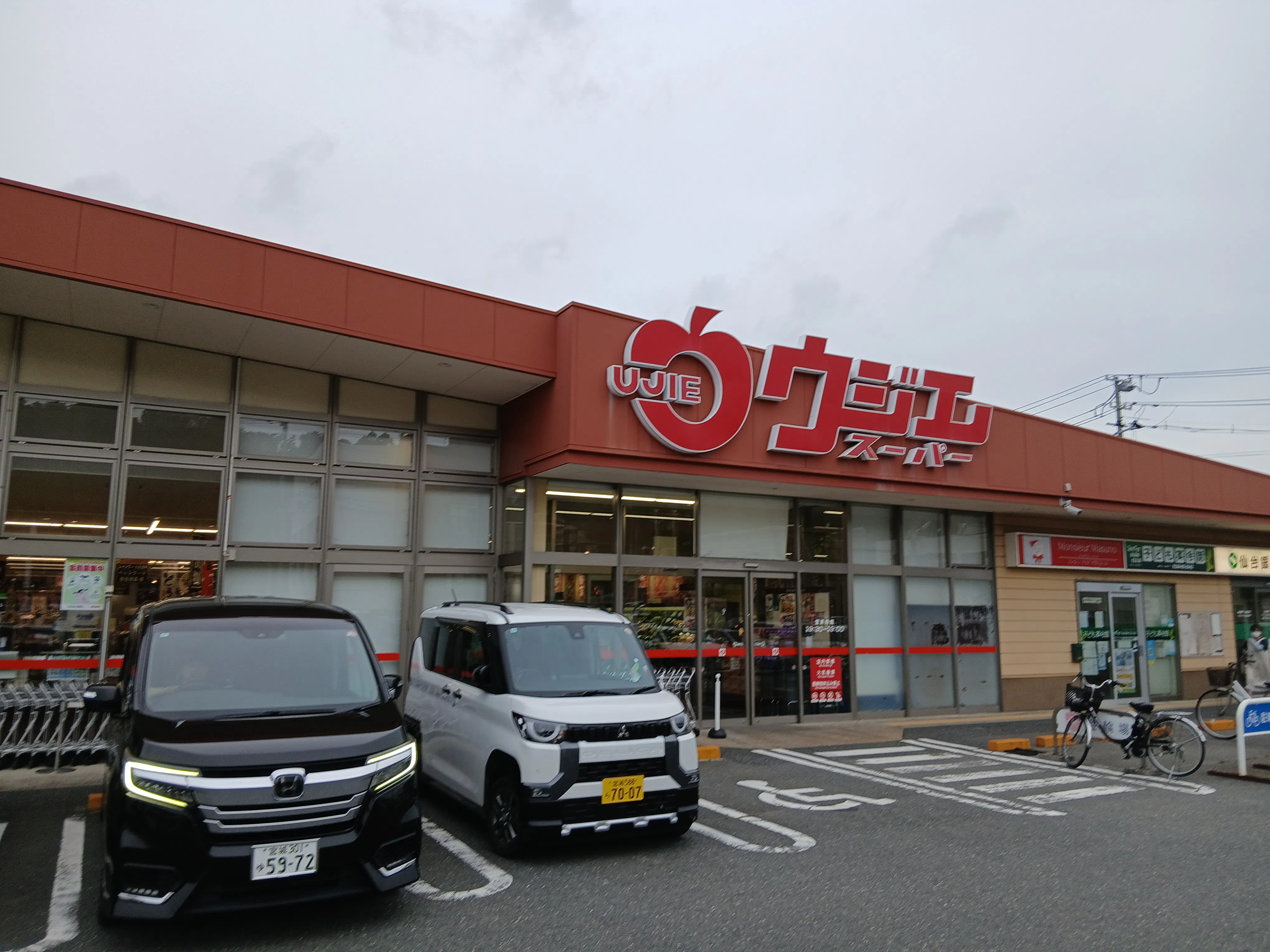 【ウジエスーパー石巻山下店】販促プロモーションや食物販に最適な軒下スペース