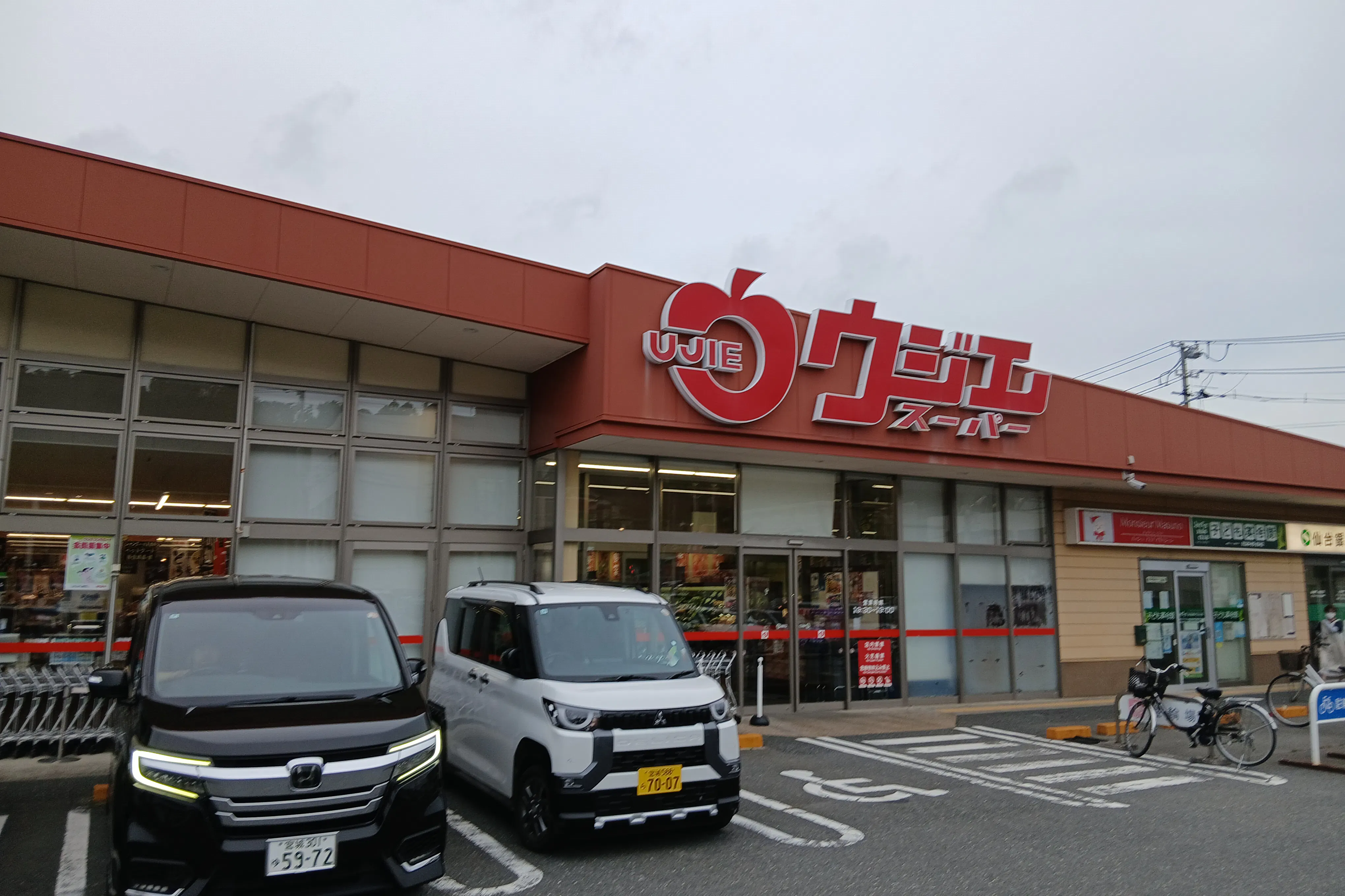 【ウジエスーパー石巻山下店】販促プロモーションや食物販に最適な軒下スペース