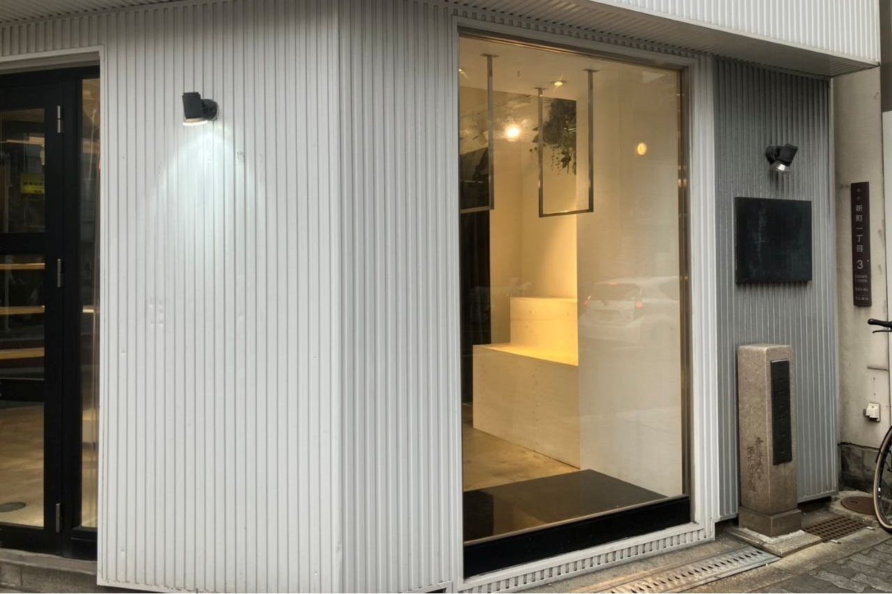 【四ツ橋駅4分】複数駅からアクセス可能!新町エリアにある展示会やポップアップストアに最適な白壁の路面イベントスペース