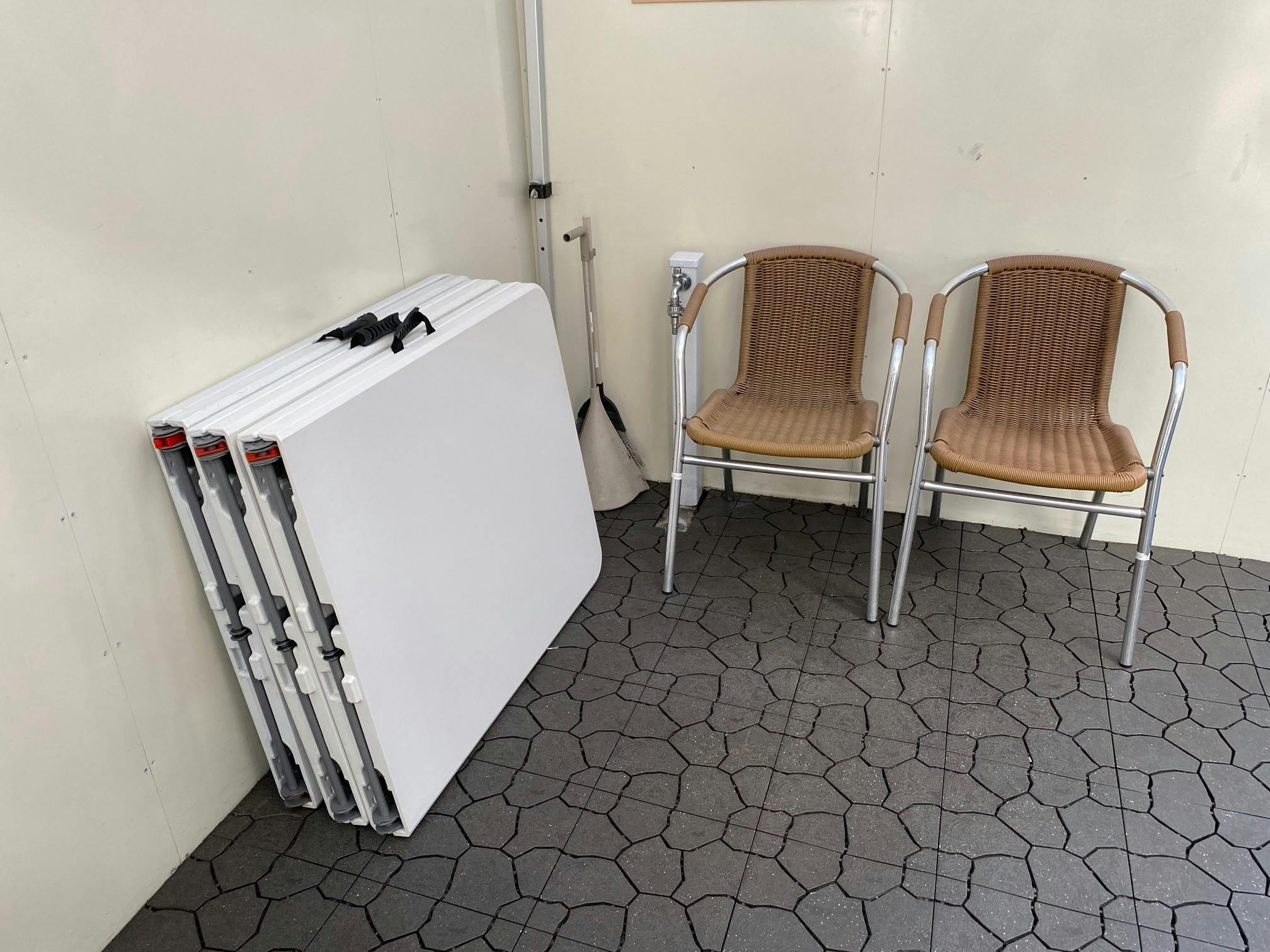 無償貸出の折り畳みテーブル(3台)と、イス(2脚)