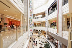 【あべのキューズモール】あべのキューズモール【メディア】「④‐bデジタルサイネージ縦型」