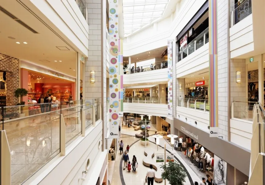 【あべのキューズモール】あべのキューズモール【メディア】「④‐bデジタルサイネージ縦型」