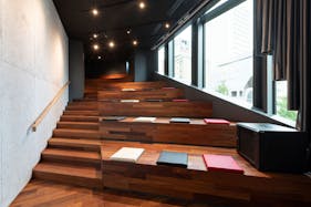 【渋谷アクシュ 階段室(たまりば)/渋谷駅5分】2024年7月にOPENした渋谷アクシュ内の階段型ユニークスペース。PRイベントやポップアップストア・ セミナーなど幅広くご利用いただけます。