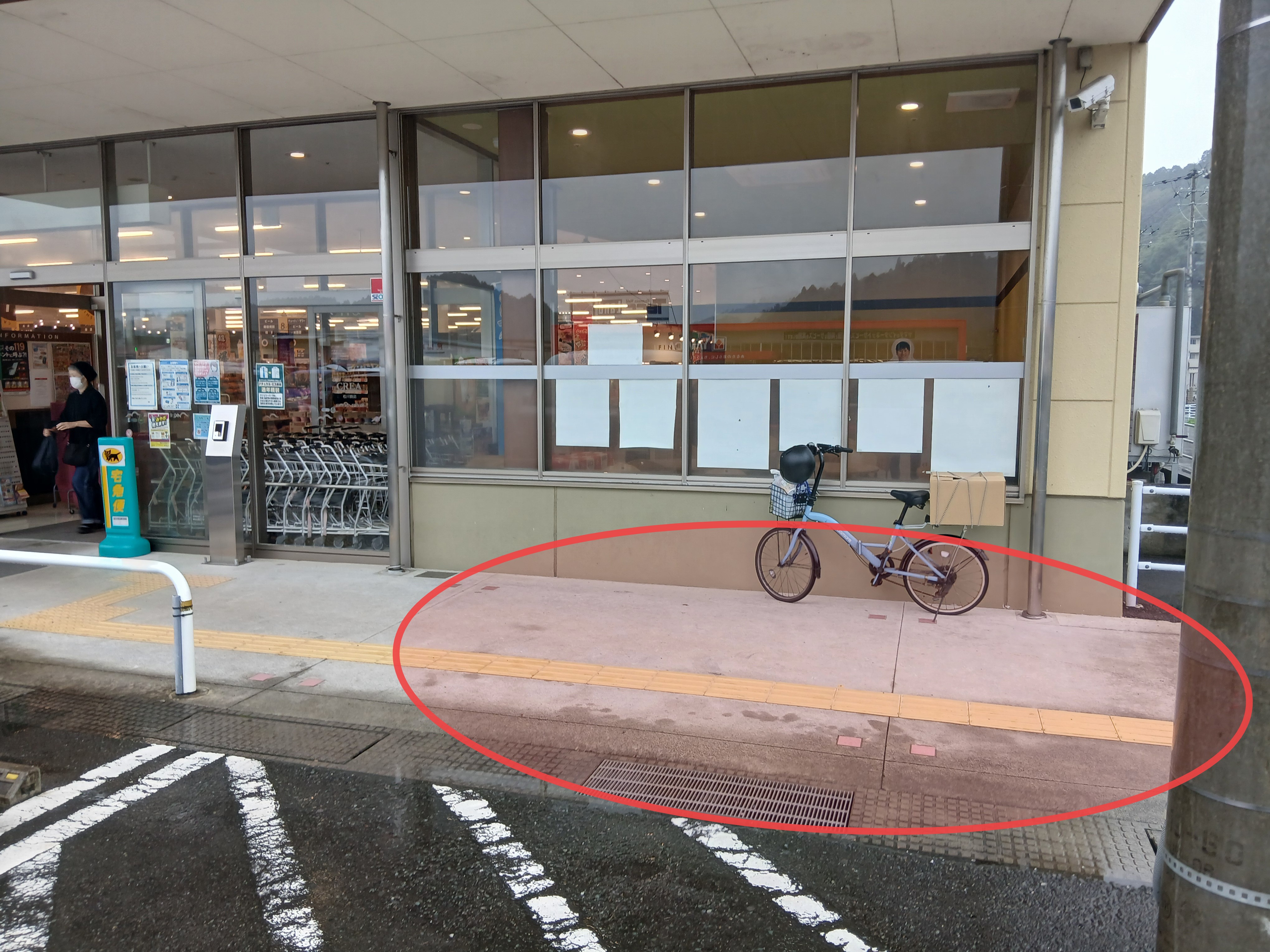 【クリエみうら松川店】販促プロモーションや食物販に最適な軒下右スペース