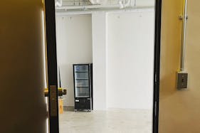 【桜川駅1分】展示会やアパレル系の受注販売会、各種ポップアップに最適!備え付け什器が豊富でアクセス環境抜群のギャラリースペース