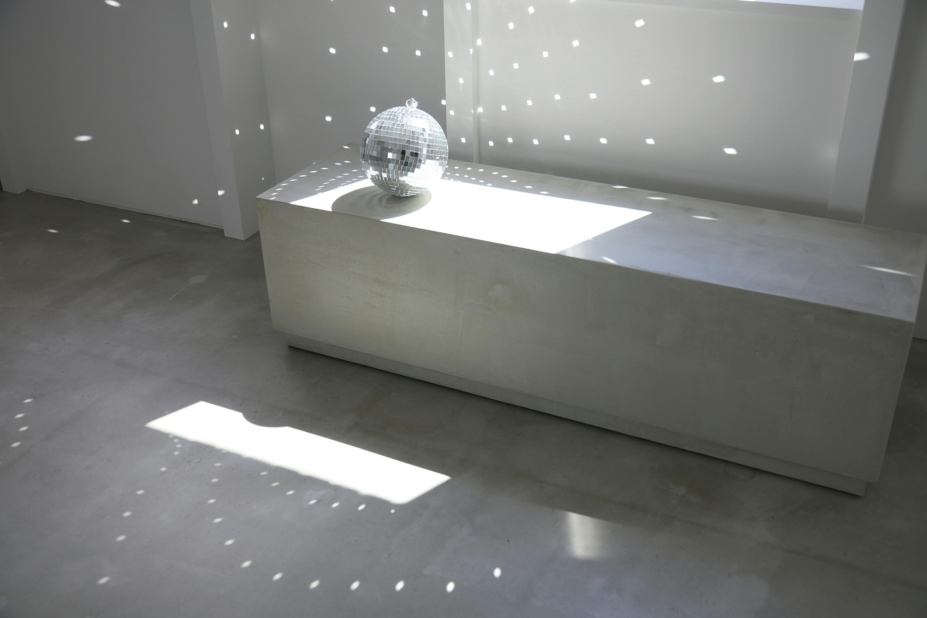 ミラーボールで表情のある光を演出