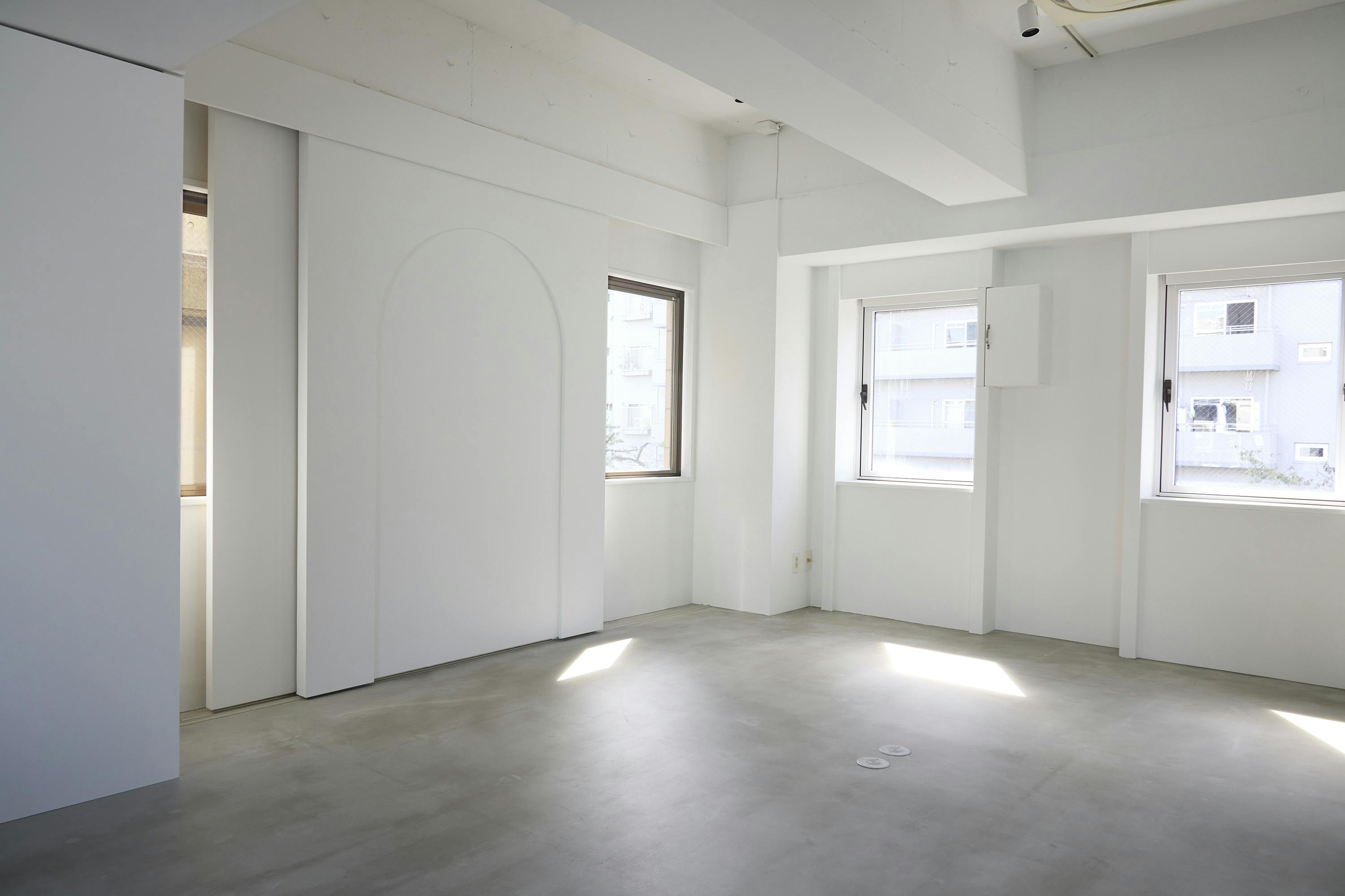 スライド壁裏には直射も入る東向きの窓