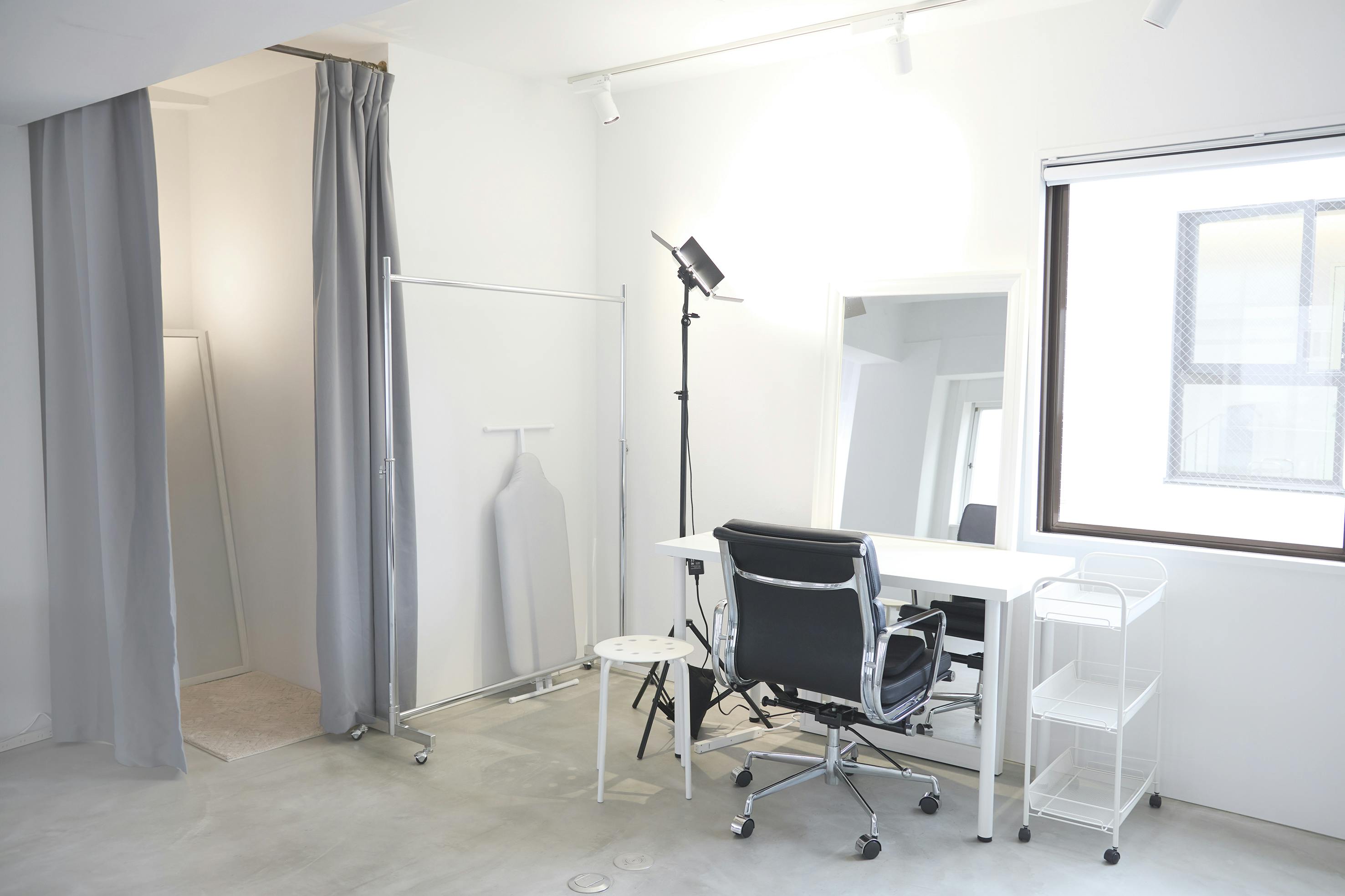 メイクスペースとフィッティングスペースを完備