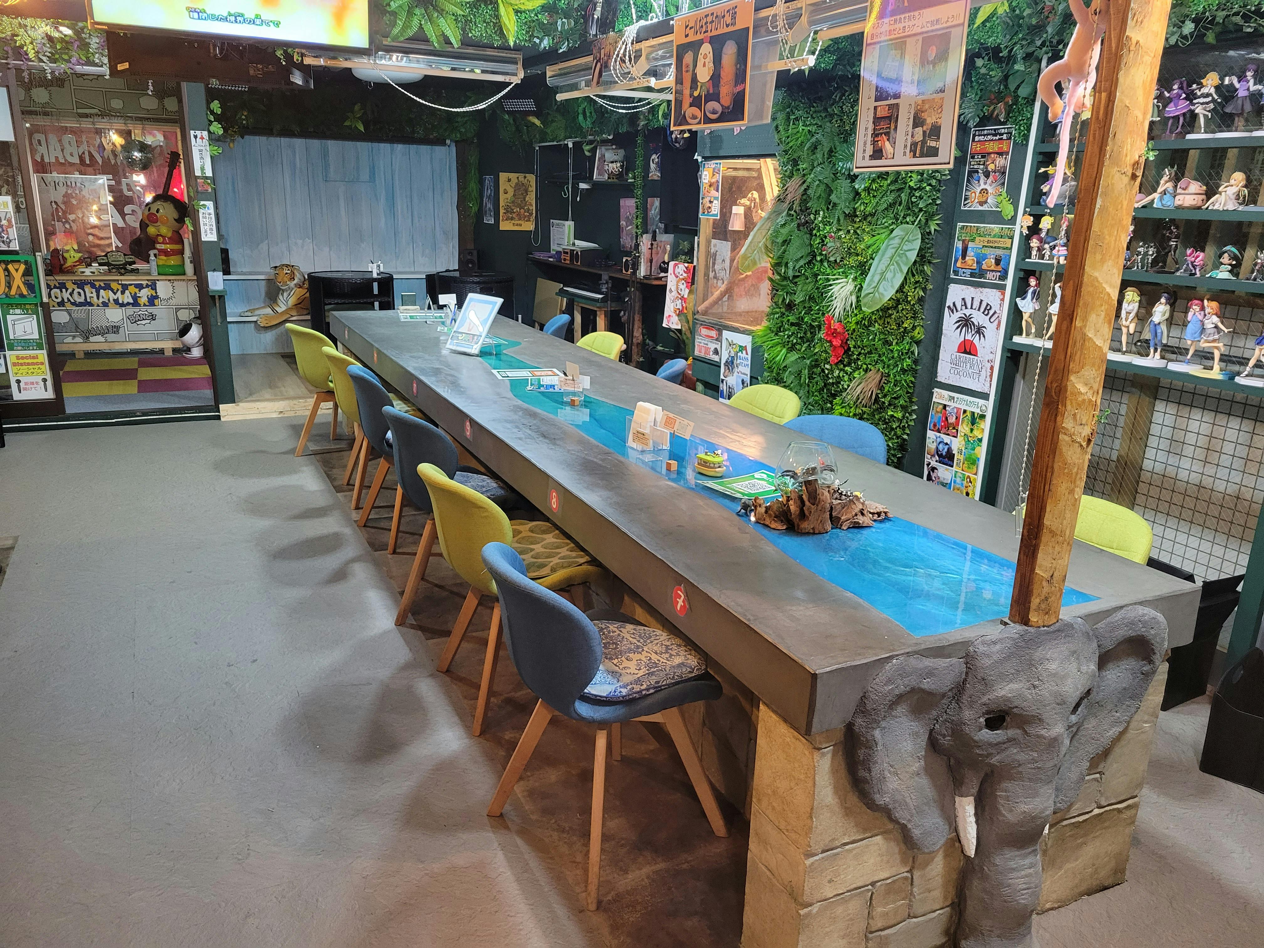 ジャングルのようなオシャレな内装