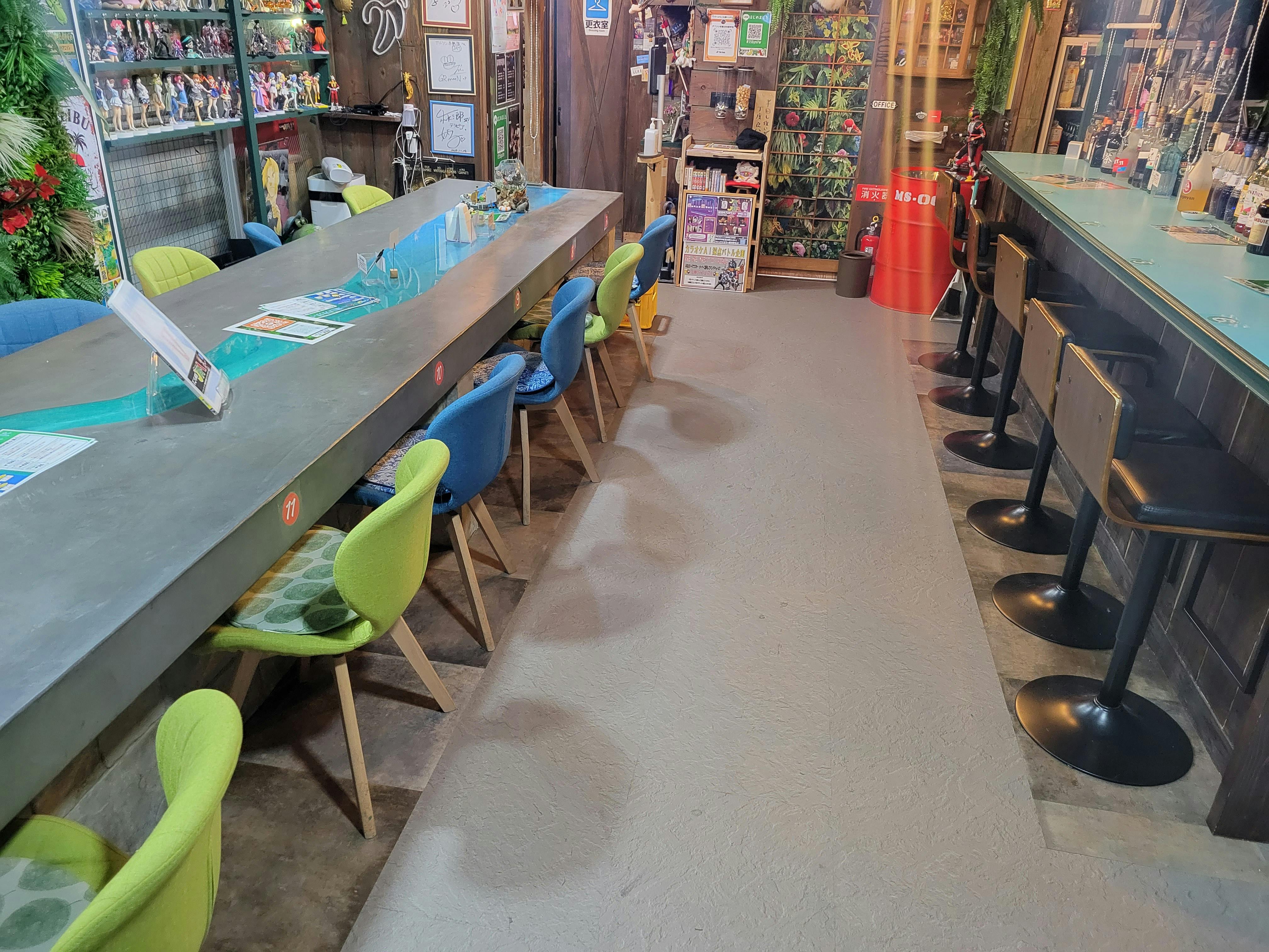 大テーブル、カウンター席