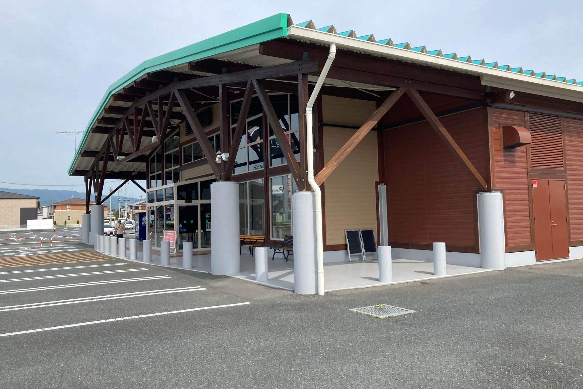 【ダイナム福島相馬店】キッチンカーやプロモーションイベントの開催に最適なアミューズメント施設のイベントスペース(出入口前)