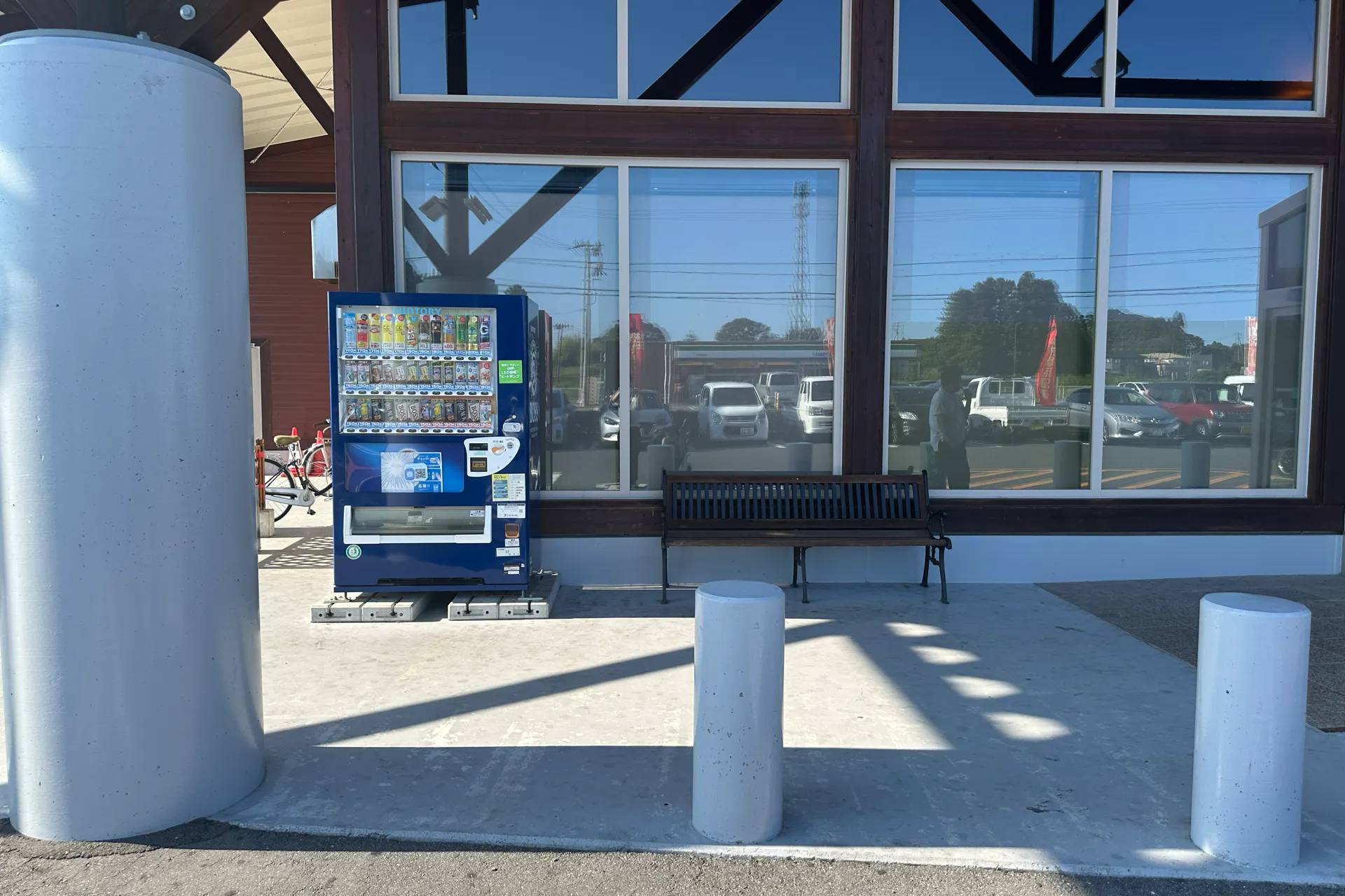【ダイナム福島相馬店】キッチンカーやプロモーションイベントの開催に最適なアミューズメント施設のイベントスペース(出入口前)