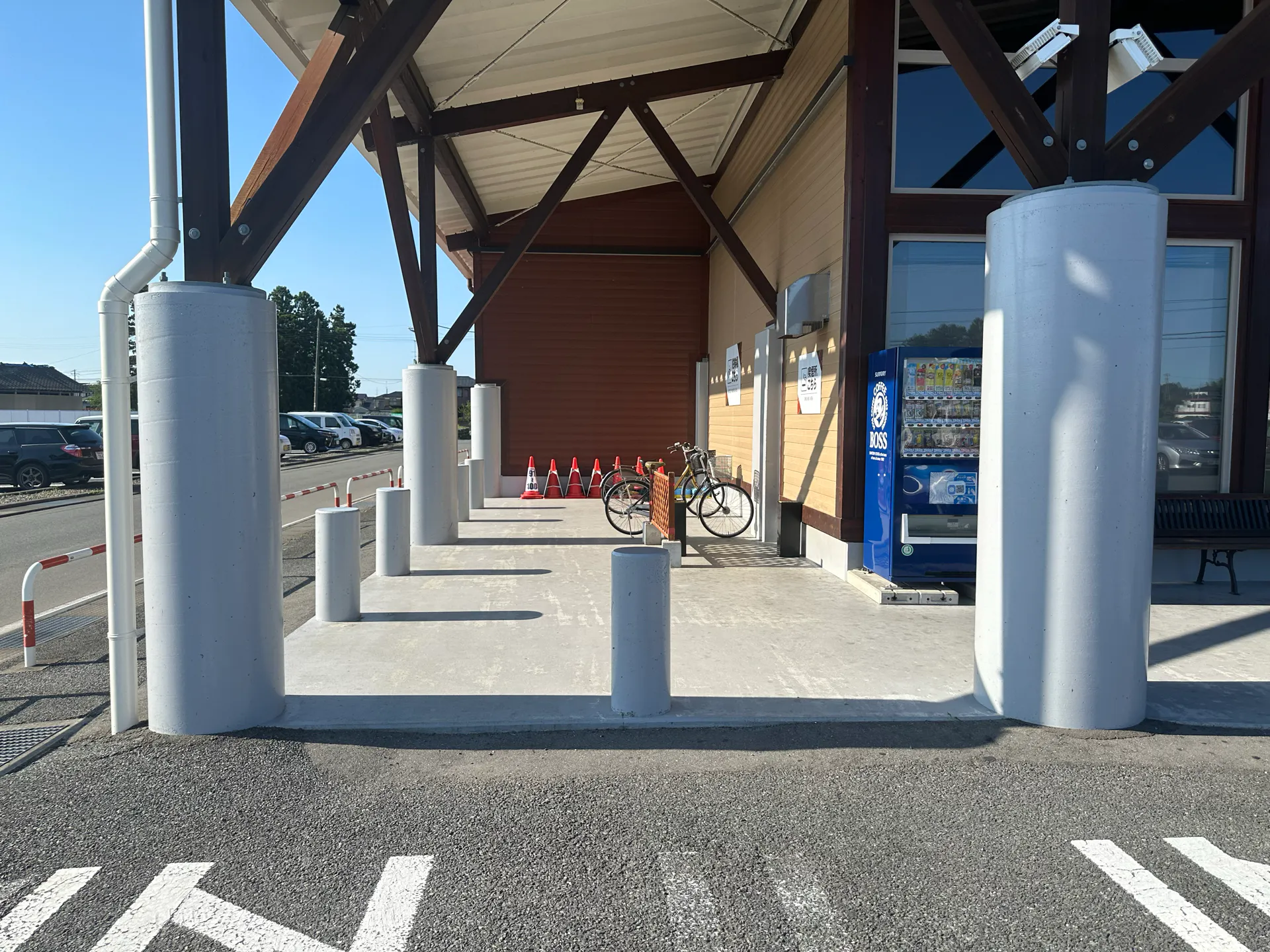 【ダイナム福島相馬店】キッチンカーやプロモーションイベントの開催に最適なアミューズメント施設のイベントスペース(出入口前)