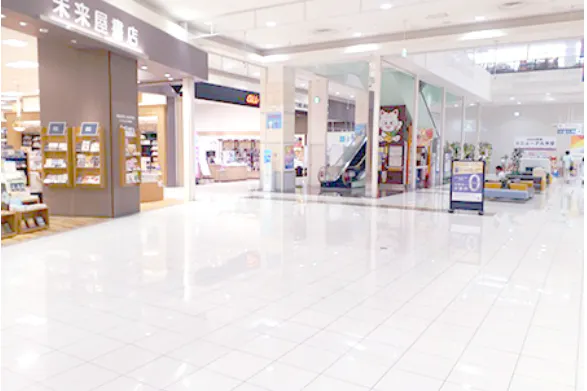 【イオンモール佐野新都市*】未来屋書店前