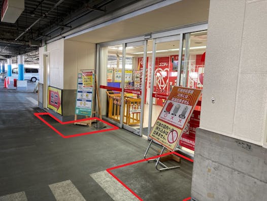 【ユニディ狛江店】各種プロモーションに最適な3階店舗入口前のイベントスペース