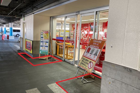 【ユニディ狛江店】各種プロモーションに最適な3階店舗入口前のイベントスペース