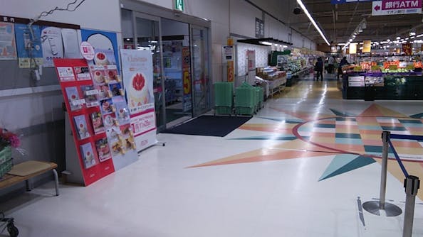 【イオンスーパーセンター美郷店】物販やプロモーションに最適な食品フロア入口横のイベントスペース