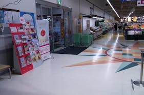 【イオンスーパーセンター美郷店】物販やプロモーションに最適な食品フロア入口横のイベントスペース