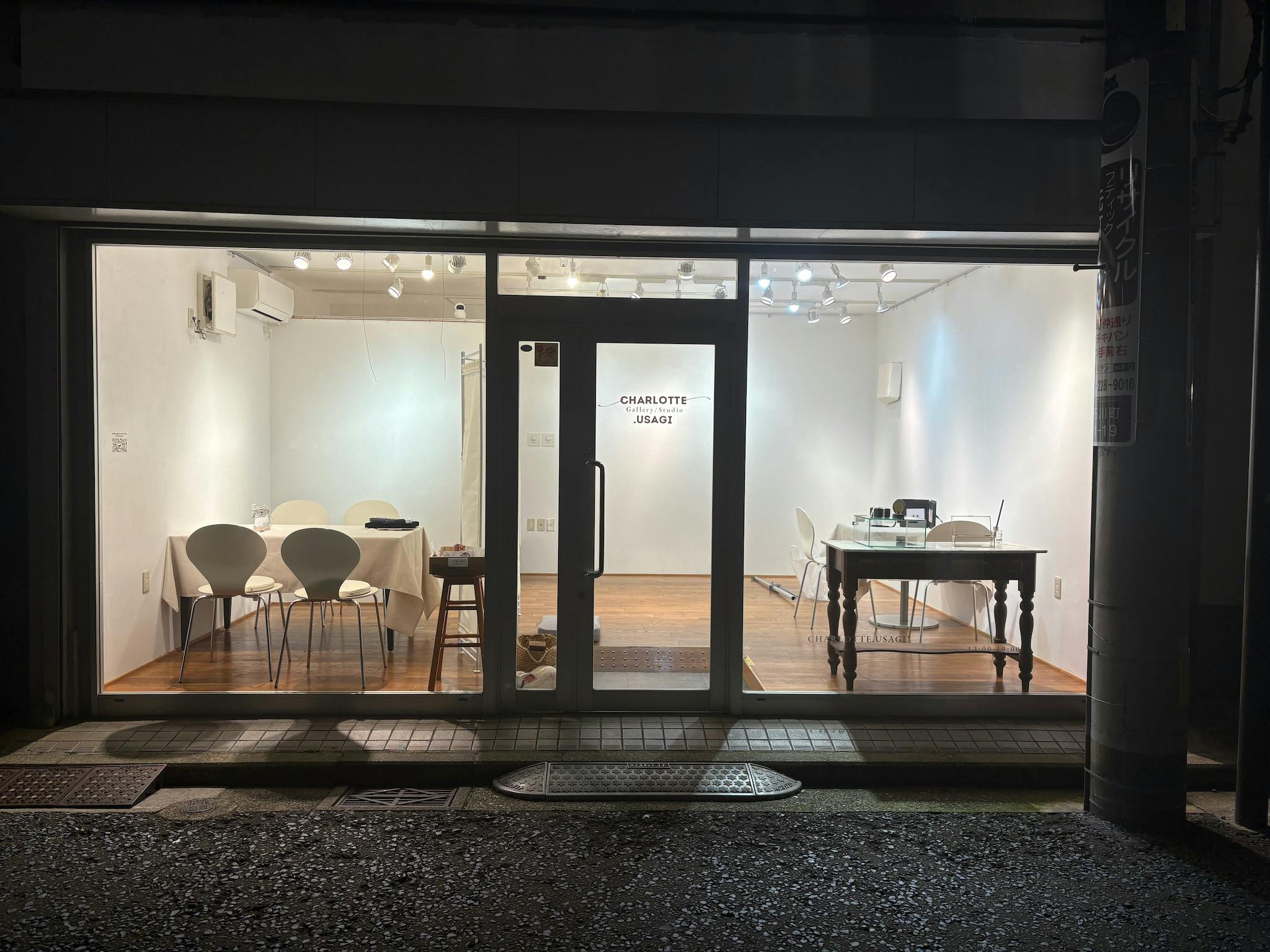 【石川町駅】メインギャラリー正面(什器設置時)