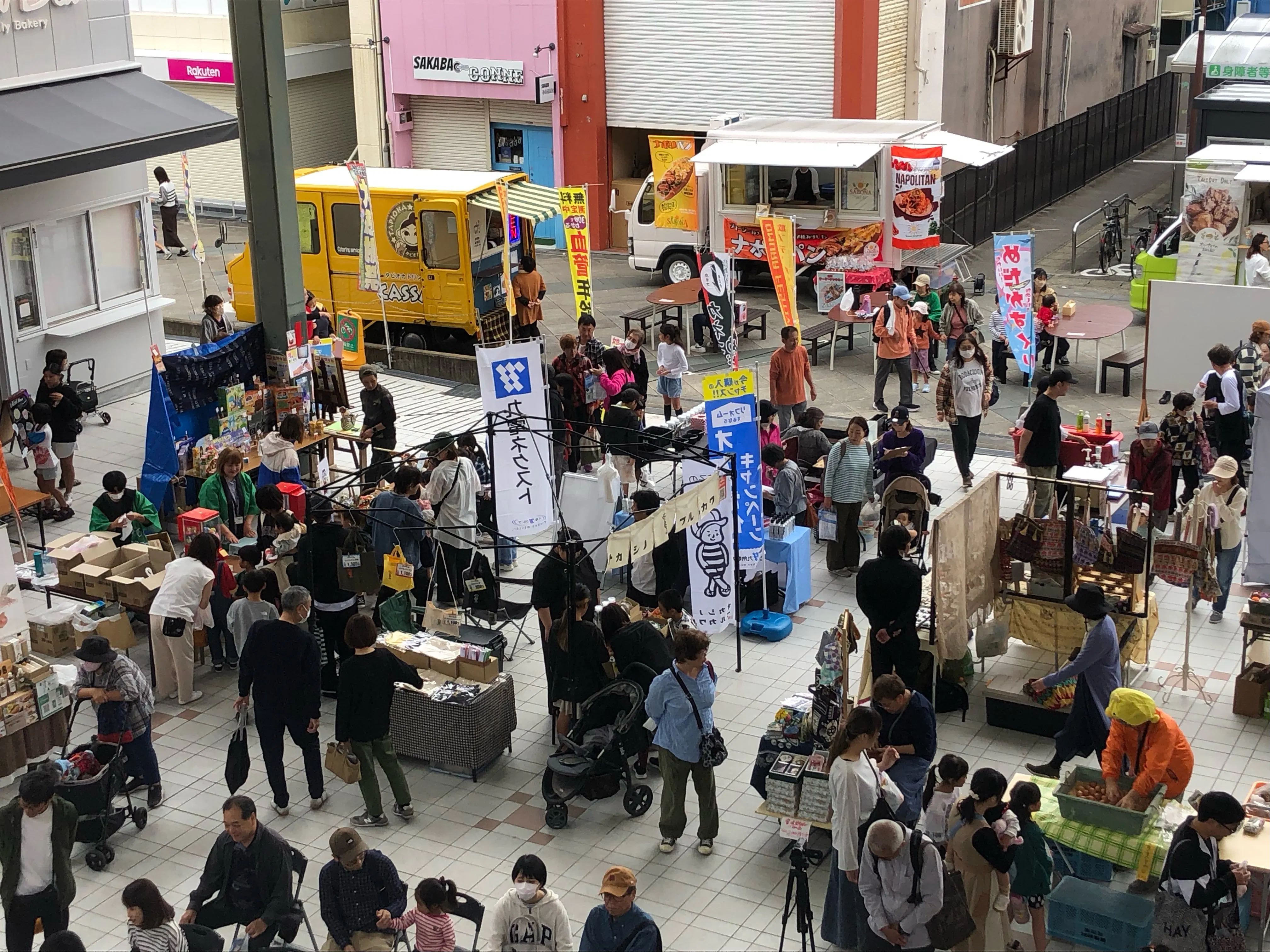 【コレモおおむら】物産展やポップアップストアに最適な屋根付きの屋外イベント広場スペース