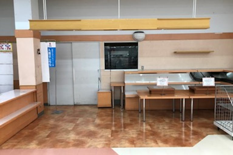 【西友 上浅田店】1階 店内入口付近 ベーカリーテナント跡区画 物販・食物販の短期催事や、ポップアップストアに最適なスーパー店内催事イベントスペースの画像1