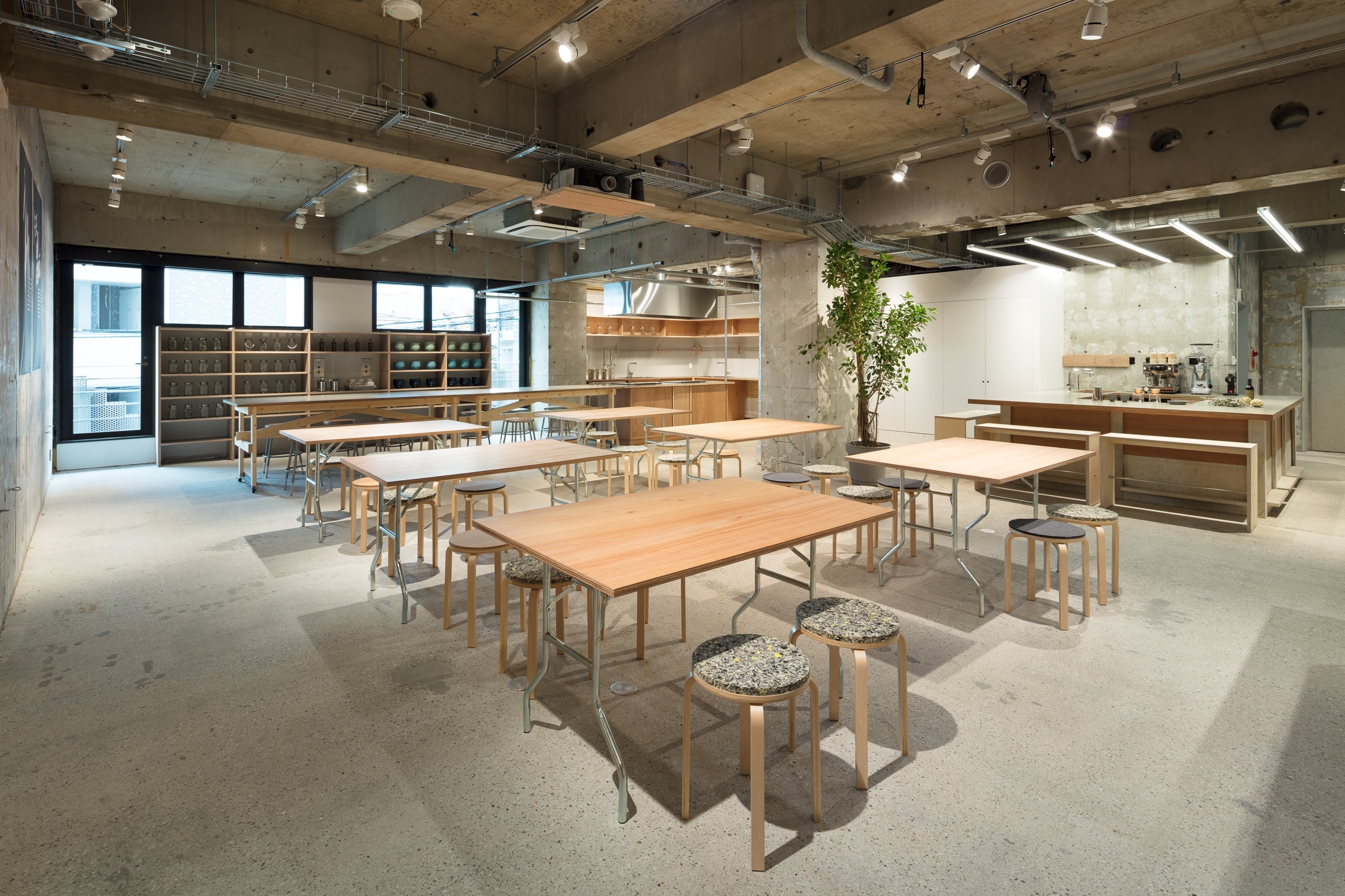 普段はイベントスペース兼カフェとして運営しております。