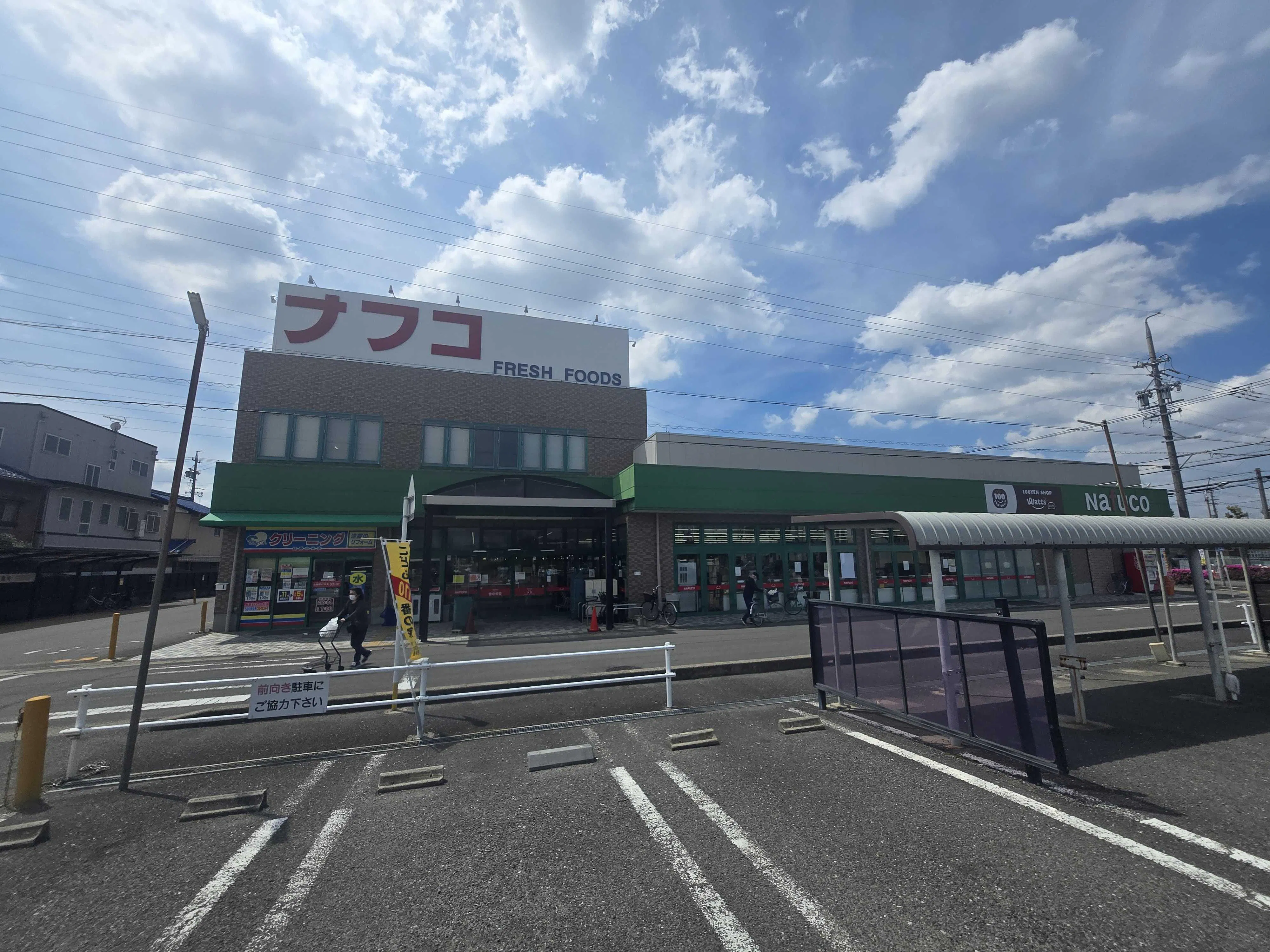 【ナフコトミダ中央店】キッチンカーや販促プロモーションに最適な入口近くの駐車場スペース