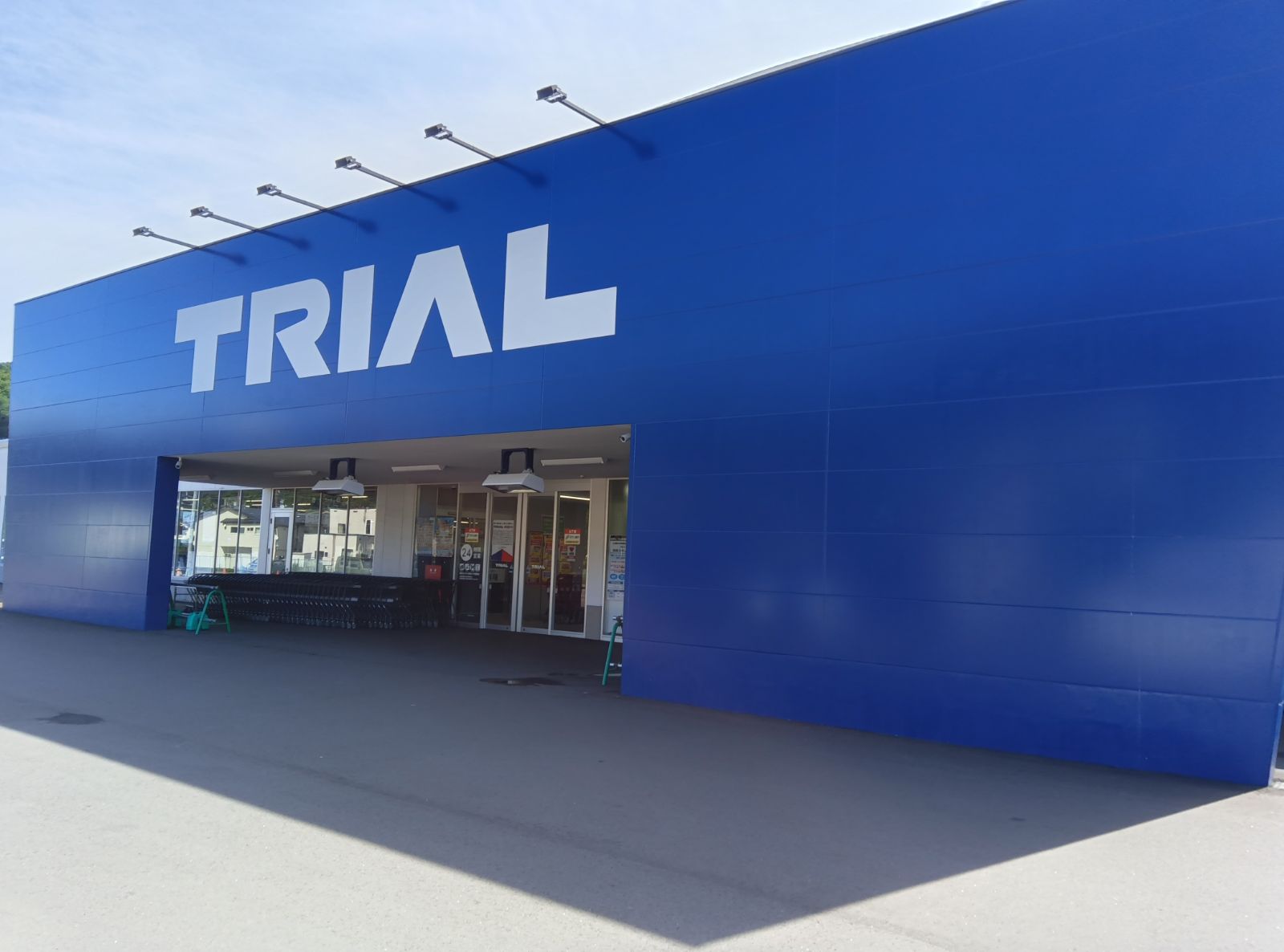 【スーパーセンタートライアル室蘭本輪西店】【ポーチ前：左側】食物販の出店が可能なトライアルマルシェ（キッチンカー/テント・スペース）