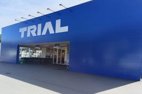 【スーパーセンタートライアル室蘭本輪西店】【ポーチ前:左側】食物販の出店が可能なトライアルマルシェ(キッチンカー/テント・スペース)