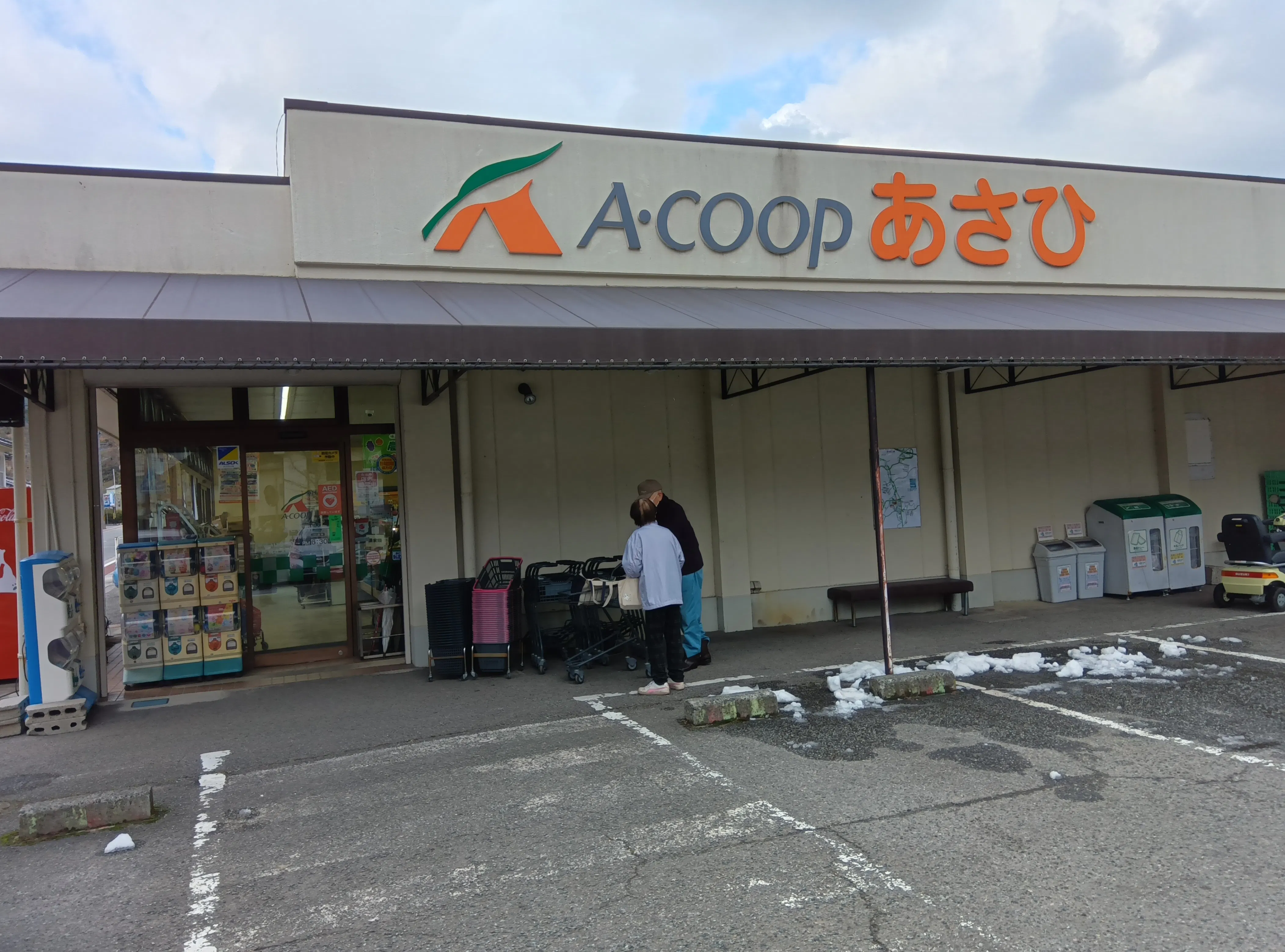 【Aコープあさひ店】食物販や販促イベントに最適な店頭軒下スペース