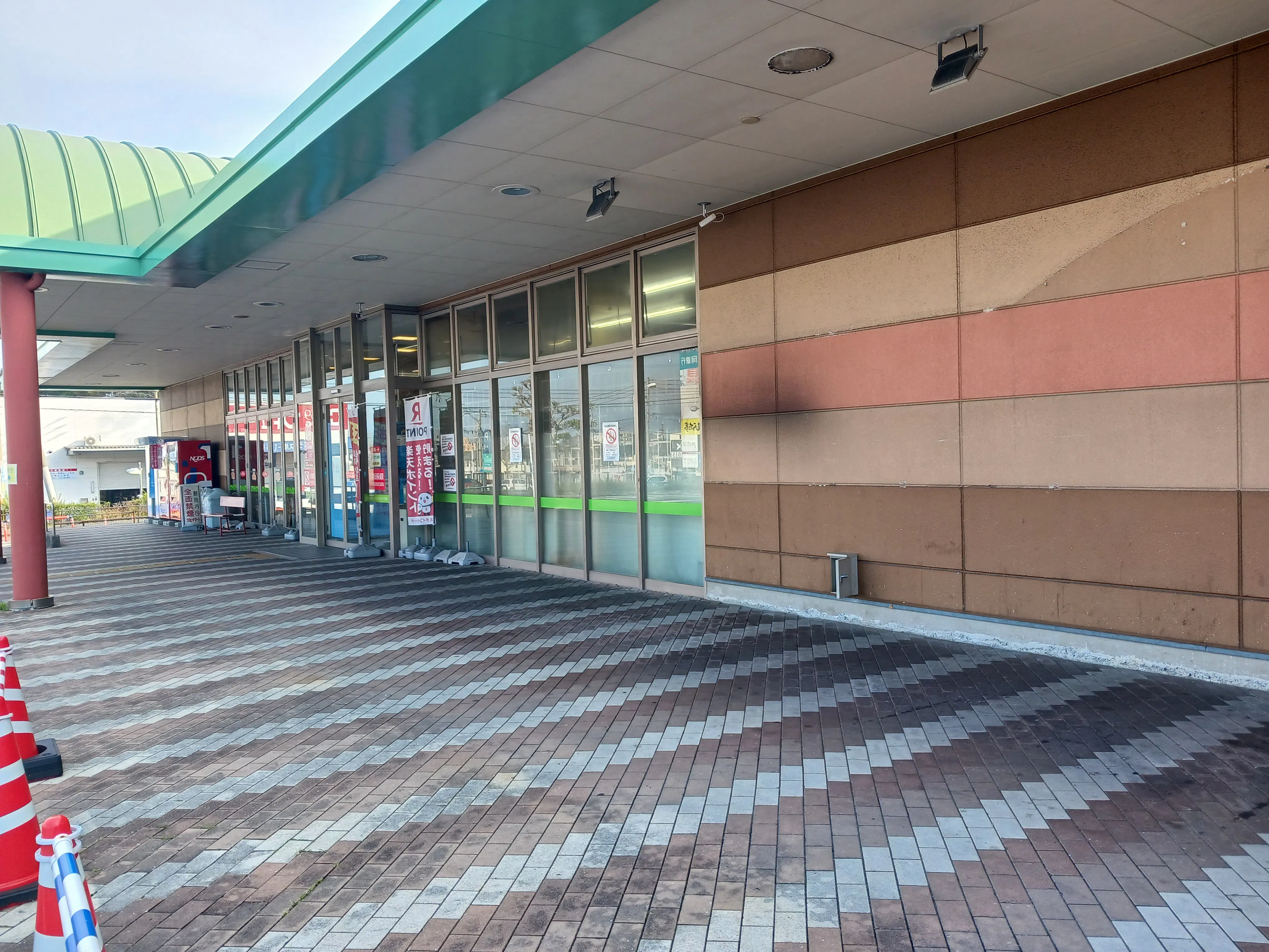 【スピナマート穴生店】店舗軒下(パン屋側入口横) 販促プロモーションや物販に最適なスーパー屋外催事イベントスペース
