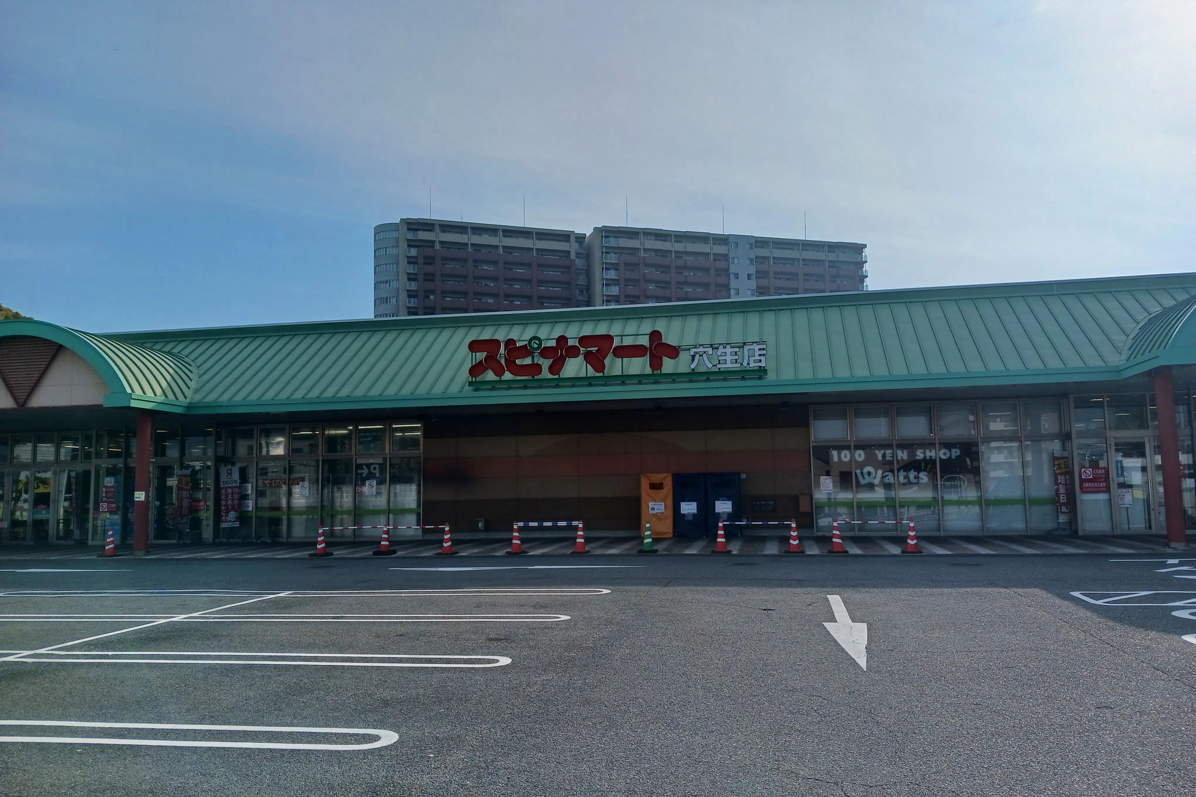 【スピナマート穴生店】店舗軒下(パン屋側入口横) 販促プロモーションや物販に最適なスーパー屋外催事イベントスペース