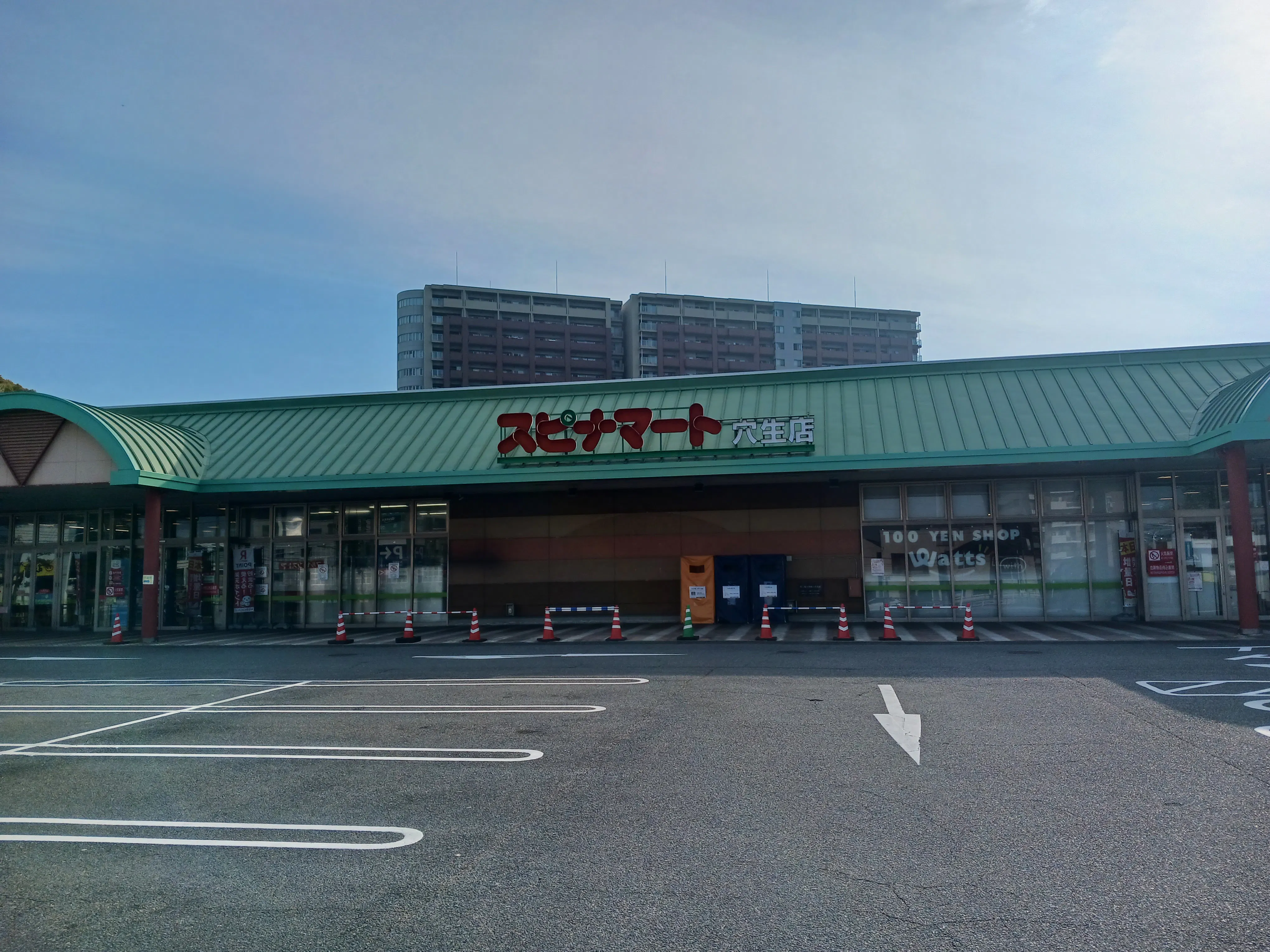 【スピナマート穴生店】店舗軒下(パン屋側入口横) 販促プロモーションや物販に最適なスーパー屋外催事イベントスペース