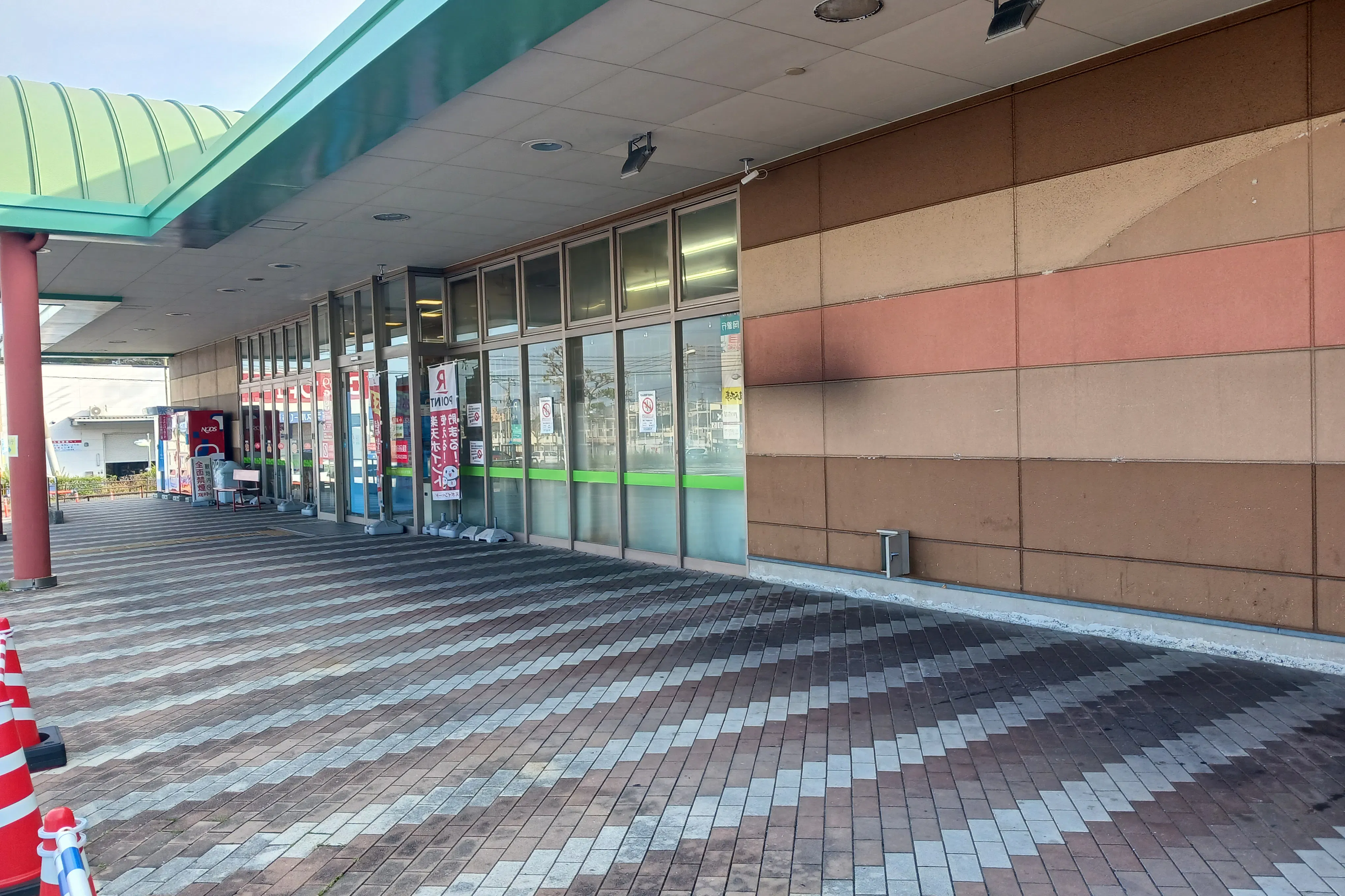 【スピナマート穴生店】店舗軒下(パン屋側入口横) 販促プロモーションや物販に最適なスーパー屋外催事イベントスペース