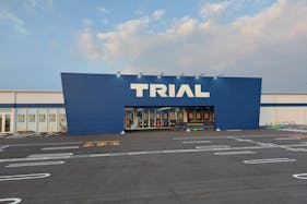 【スーパーセンタートライアル三木店】【ポーチ横:左側】食物販の出店が可能なトライアルマルシェ(キッチンカー/テント・スペース)