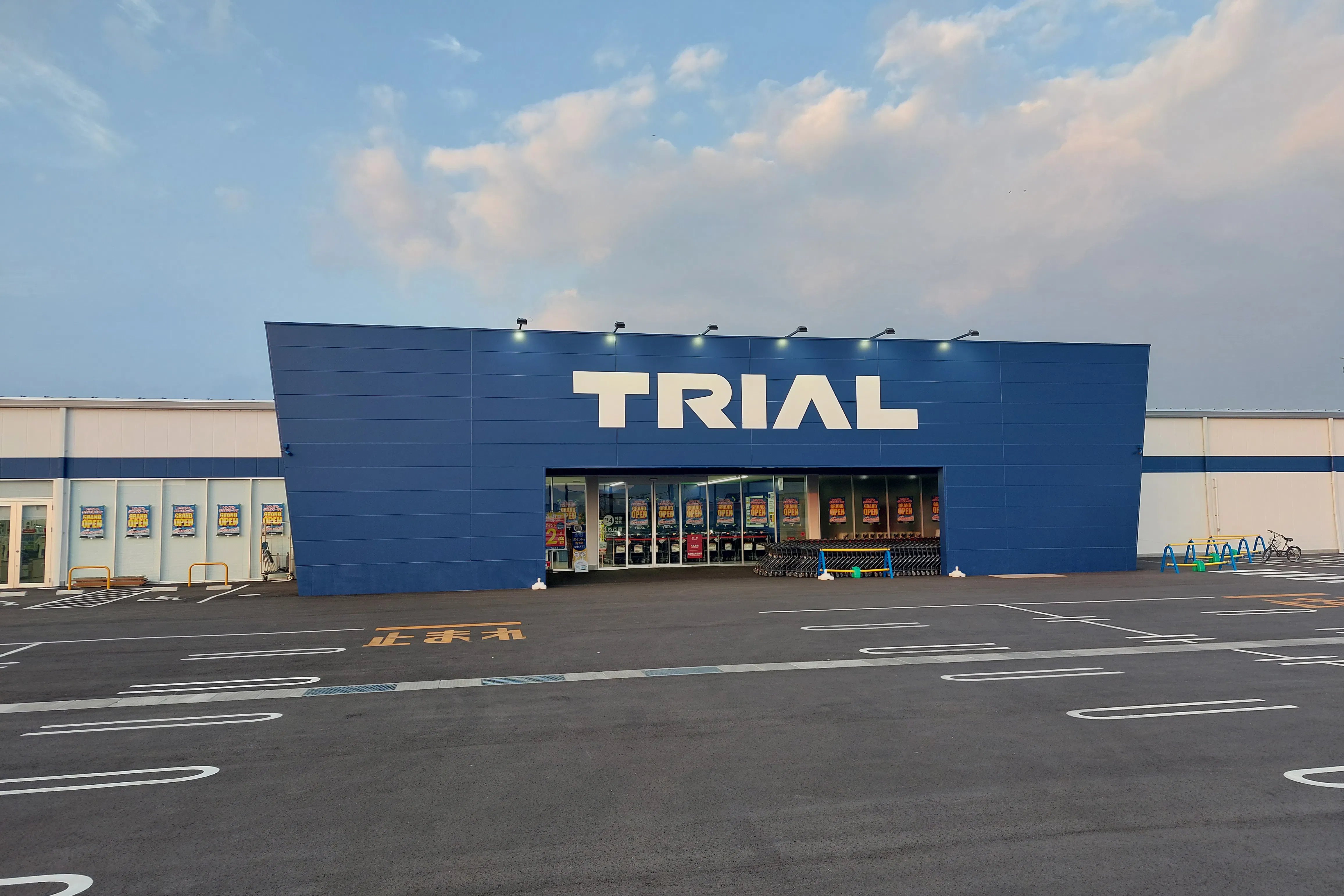 【スーパーセンタートライアル三木店】【ポーチ横:左側】食物販の出店が可能なトライアルマルシェ(キッチンカー/テント・スペース)