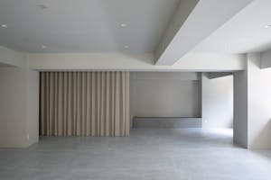 【祐天寺駅5分/1F】アパレル展示会に最適な明るいトーンのスムースモルタルの床と淡いグレーの壁のモダンな中に温かみのある撮影スタジオ