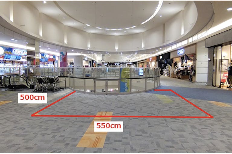 【イオンモール日の出】3階 中央エスカレーター前の画像1