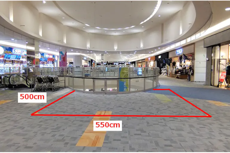 【イオンモール日の出】3階 中央エスカレーター前の画像1