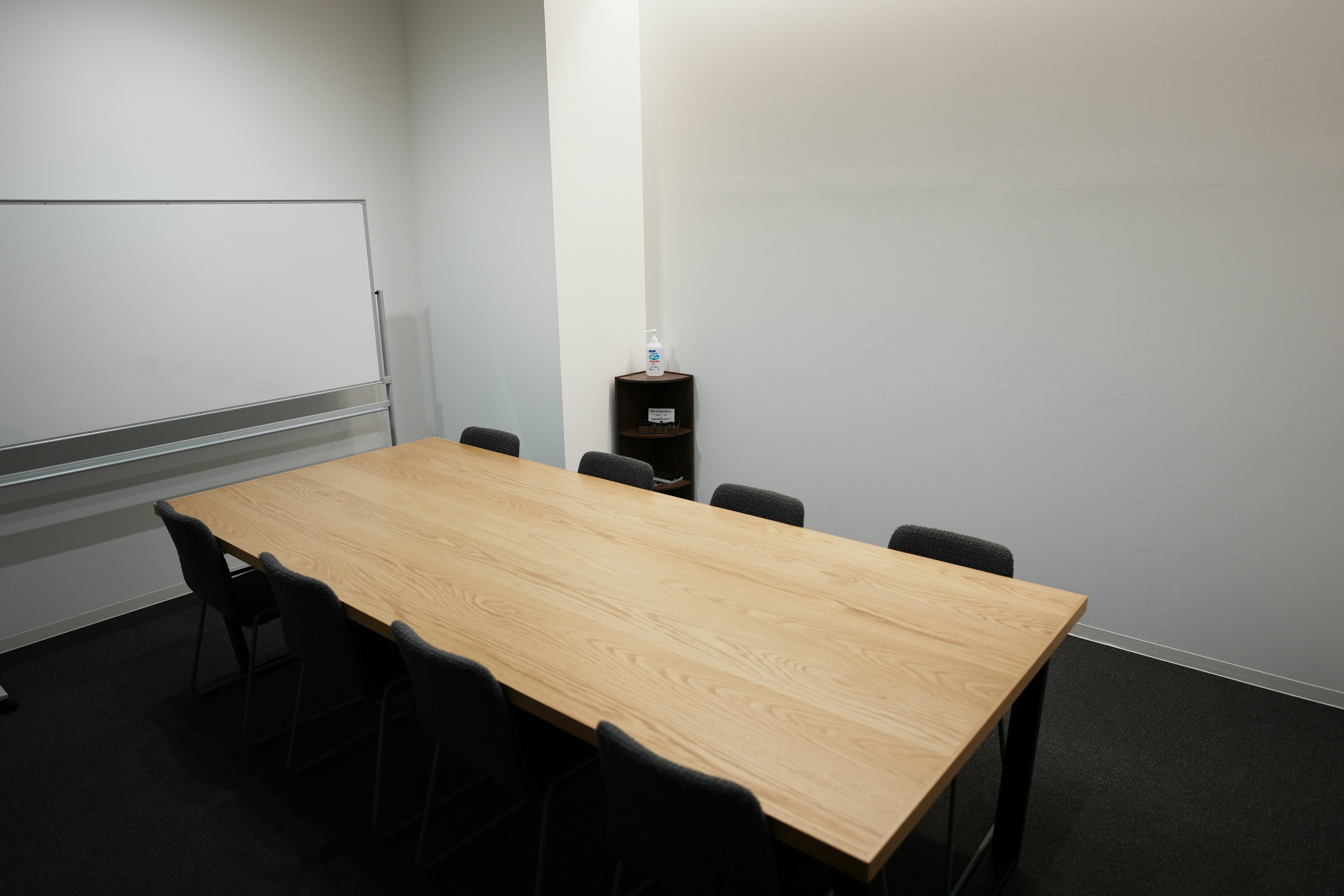 【TOGITOGI(トギトギ)】セミナーやワークショップに最適なコワーキング施設内の貸し会議室(会議室中)