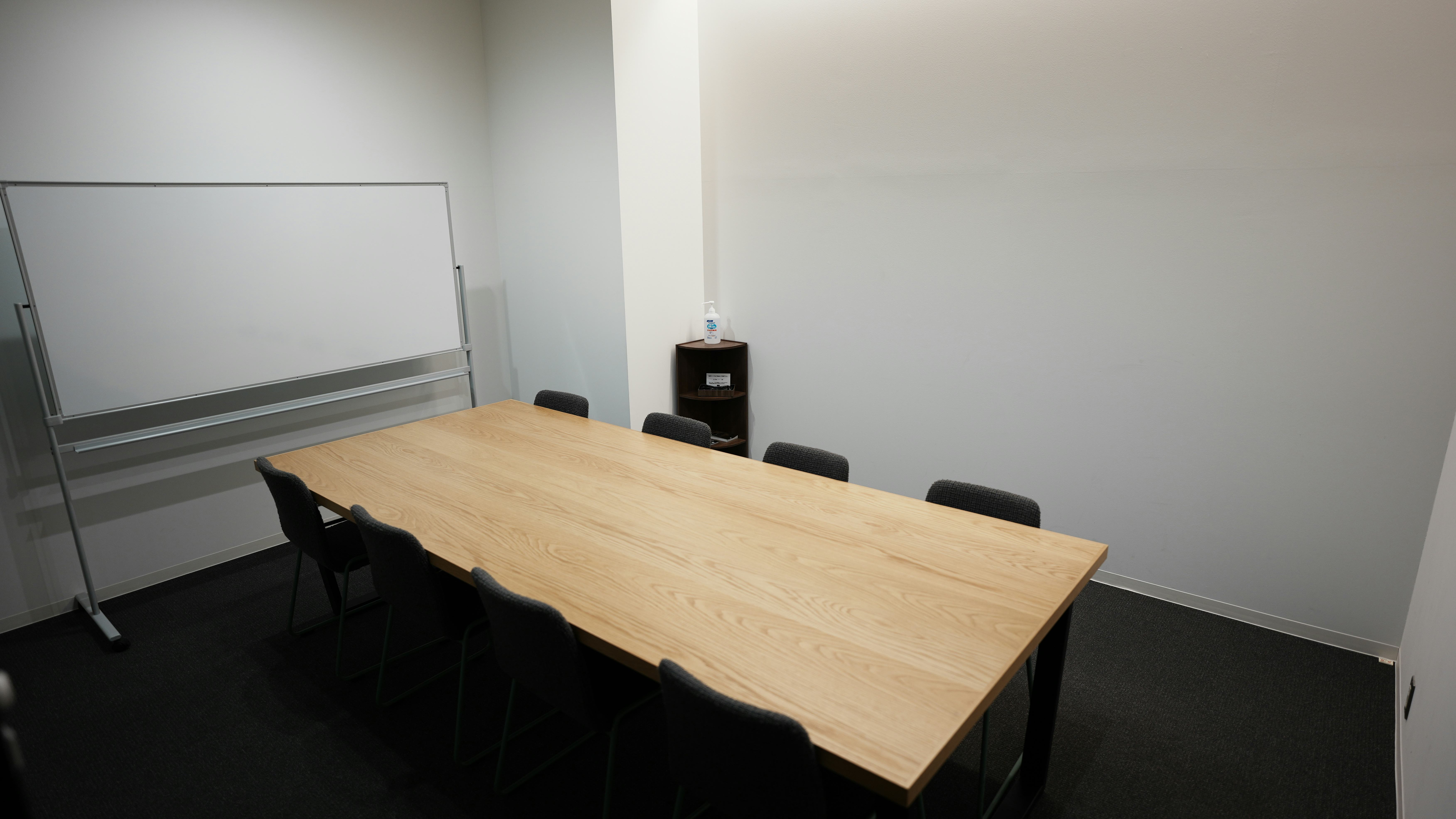 【TOGITOGI(トギトギ)】セミナーやワークショップに最適なコワーキング施設内の貸し会議室(会議室中)