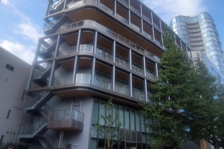 【北参道駅3分】キッチンカーやプロモーションに最適なオフィスビルの屋外スペースの画像1