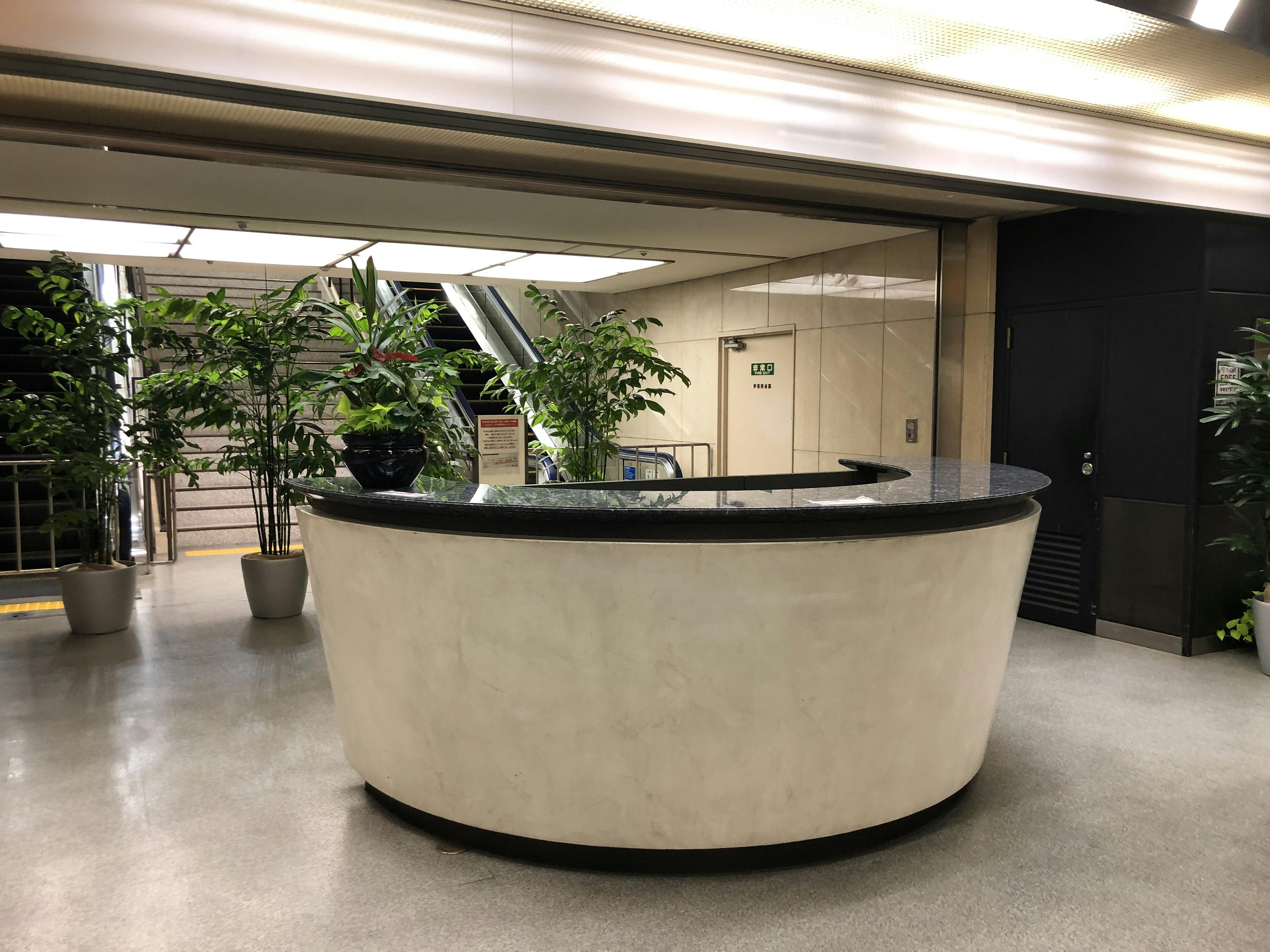 貸出カウンター正面