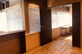 【水道橋駅4分】セミナー・ワークショップ・展示会等に適したカフェ風会議室ホール