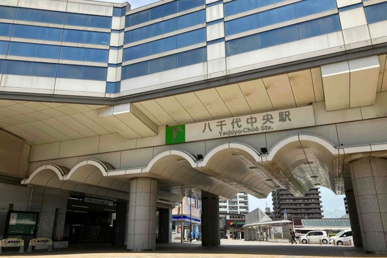 【八千代中央駅】プロモーションや食物販に最適な人流の多い改札前スペースの画像6