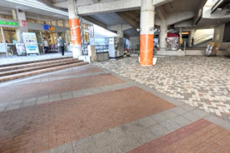 【もりのみやキューズモールBASE】「③1F セントラルスクエア前 西(CS前 西)」食品スーパー出入口近くの食物販やキッチンカー、PRプロモーションに適したイベントスペースの画像1