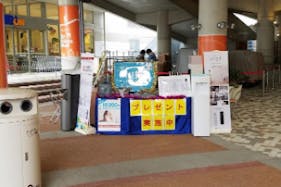 【もりのみやキューズモールBASE】「③1F セントラルスクエア前 西(CS前 西)」食品スーパー出入口近くの食物販やキッチンカー、PRプロモーションに適したイベントスペース