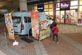 【もりのみやキューズモールBASE】「③1F セントラルスクエア前 西(CS前 西)」食品スーパー出入口近くの食物販やキッチンカー、PRプロモーションに適したイベントスペース