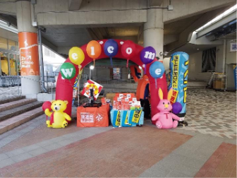 【もりのみやキューズモールBASE】「③1F セントラルスクエア前 西（CS前 西）」食品スーパー出入口近くの食物販やキッチンカー、PRプロモーションに適したイベントスペース